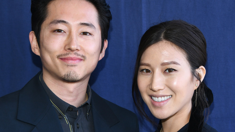 Steven Yeun sorride accanto a sua moglie Joana Pak