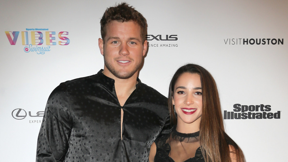 Colton Underwood e Aly Raisman sorridono insieme 