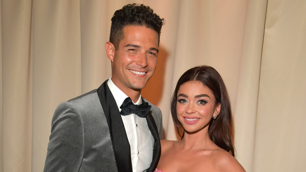 Sarah Hyland e Wells Adams sorridono e si abbracciano 