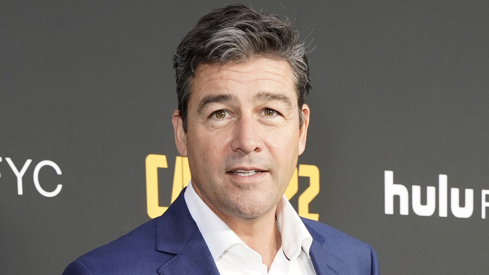 Kyle Chandler con un leggero sorriso 