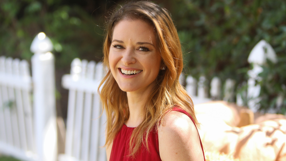 Sarah Drew sorride