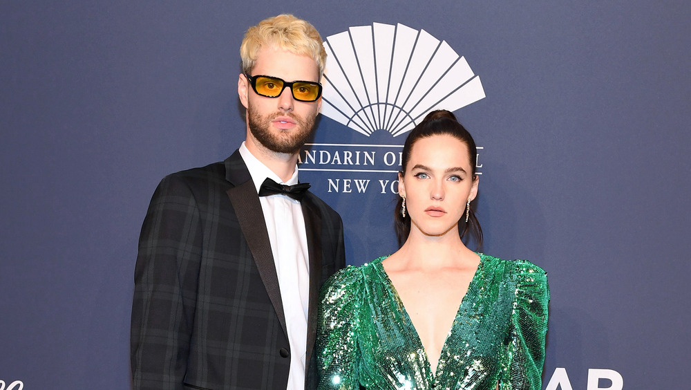 Sofi Tukker posa al passo e ripete