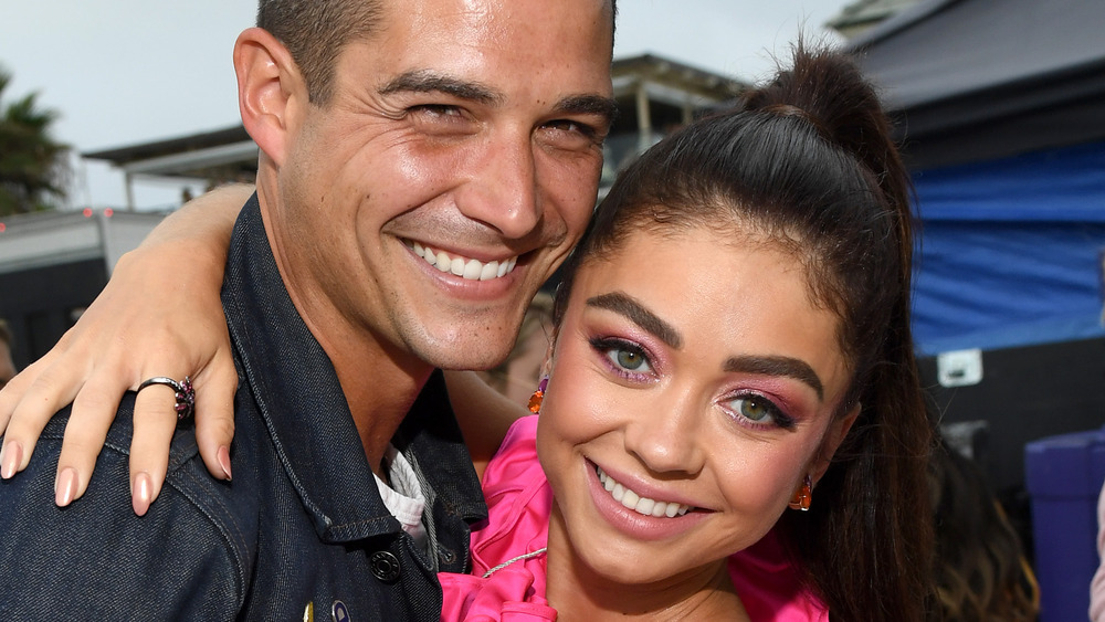 Wells Adams e Sarah Hyland sorridono guancia a guancia