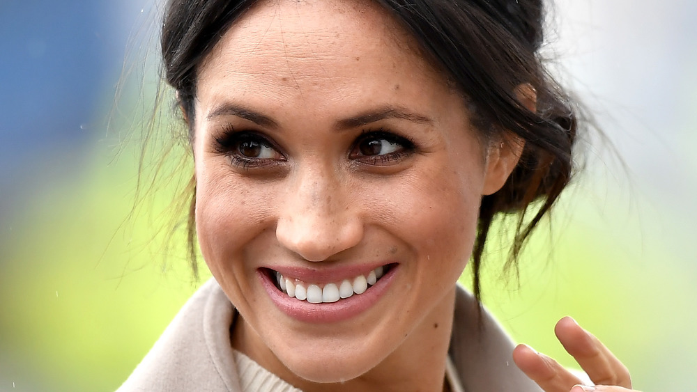 Meghan Markle sorride