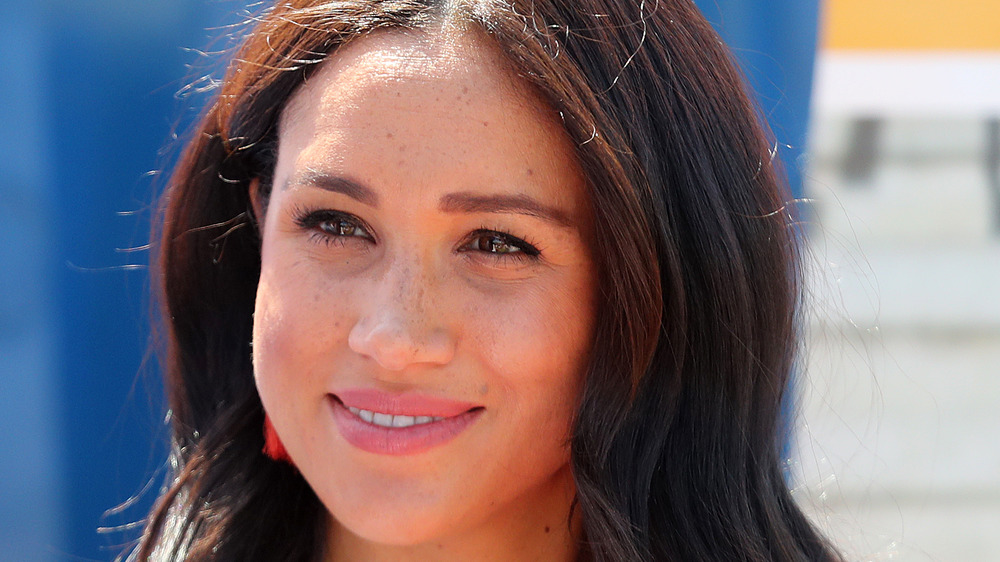 Meghan Markle sorride a un evento