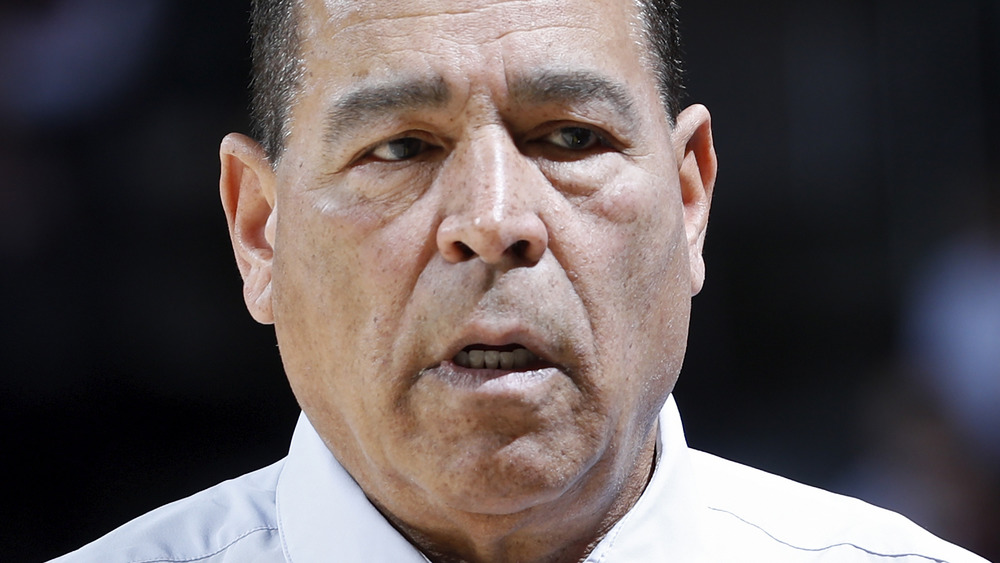 Kelvin Sampson reagisce a un gioco in campo