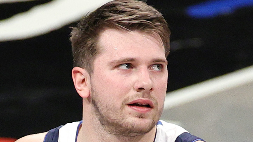 Luka Doncic reagisce a un colpo