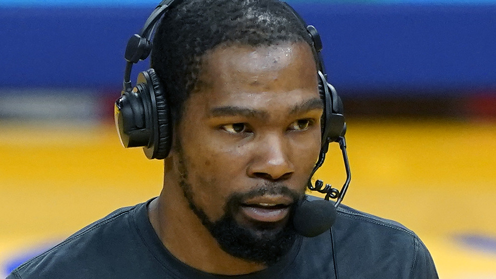 Kevin Durant con le cuffie