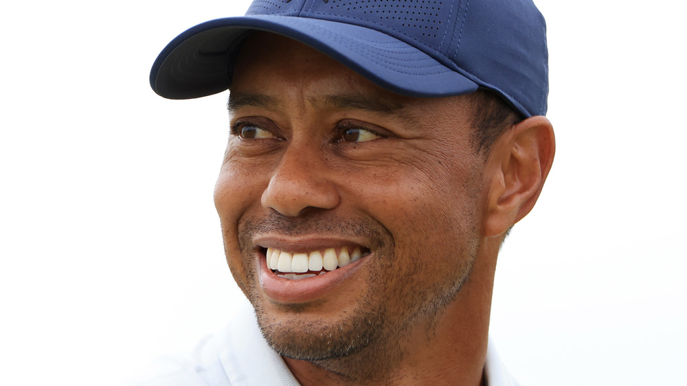 Tiger Woods sorride su un campo da golf