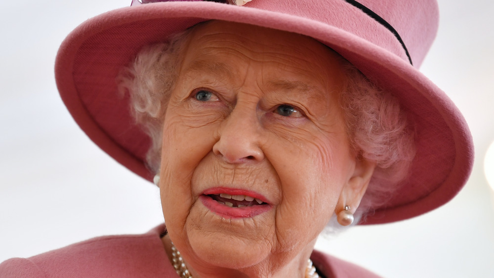 Queen Elizabeth guardando in alto