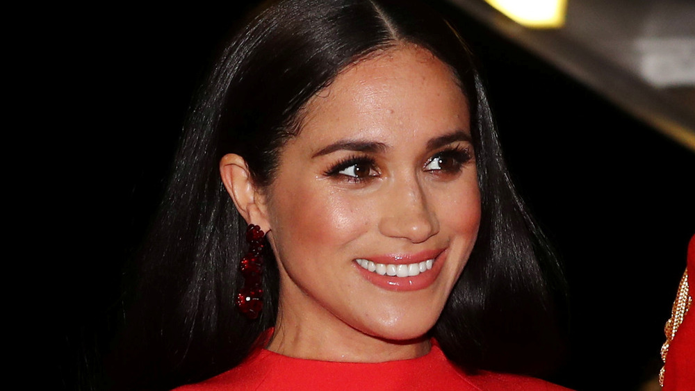 Meghan Markle sorride durante un'uscita pubblica