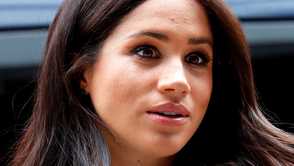 Meghan Markle fissa in lontananza