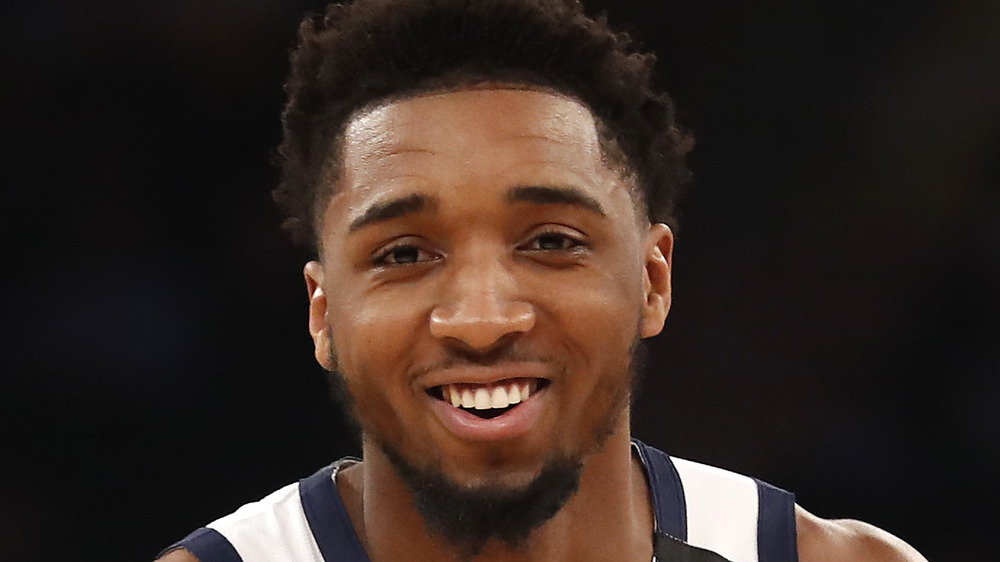 Donovan Mitchell sorride in campo