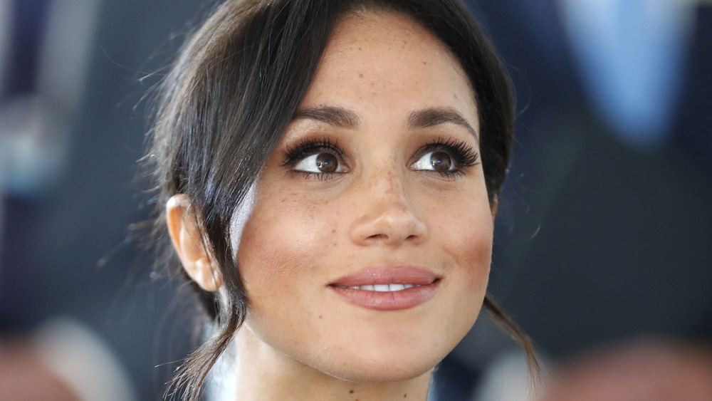 Meghan Markle sorride a un evento