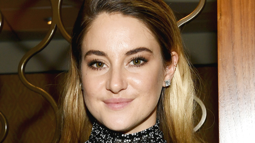 Shailene Woodley posa in una camicetta nera scintillante