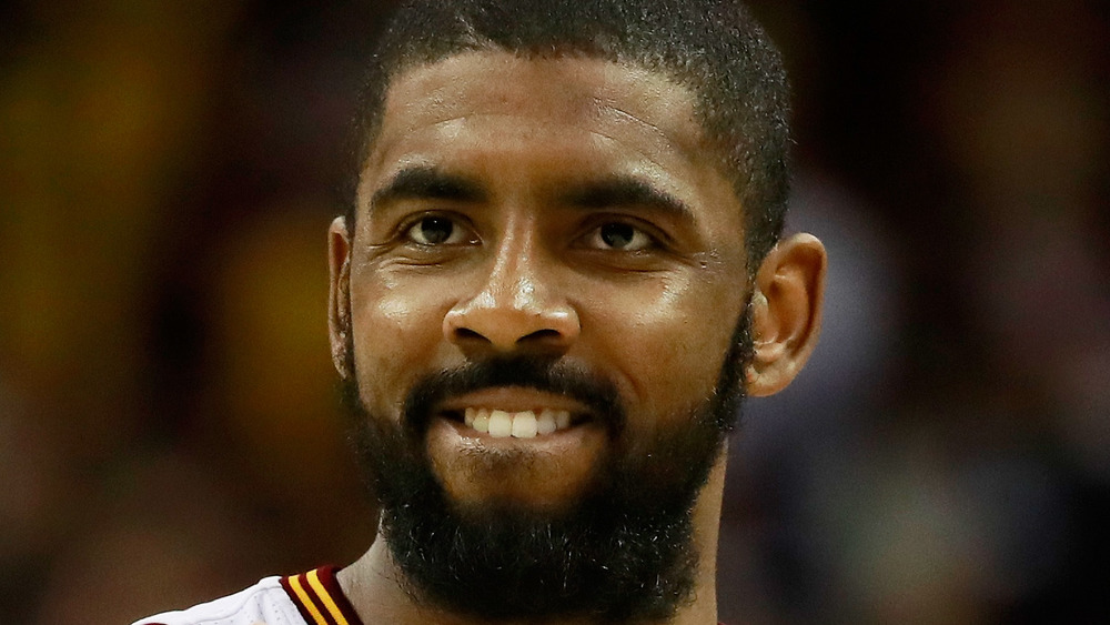 Kyrie Irving che gioca sul campo da basket 