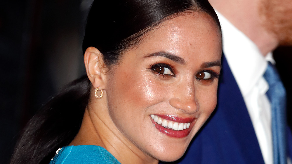 Meghan Markle coda di cavallo elegante