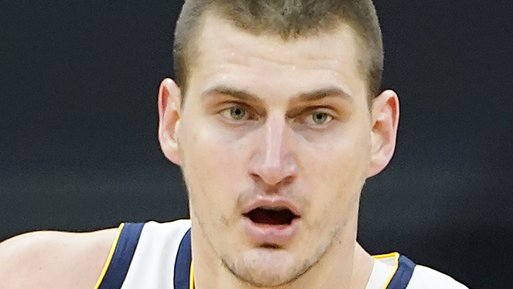 Nikola Jokic gioca a basket per i Denver Nuggets 