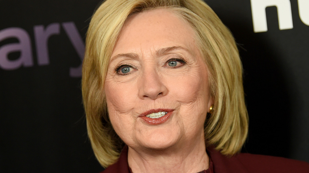 Hillary Clinton con un'espressione neutra