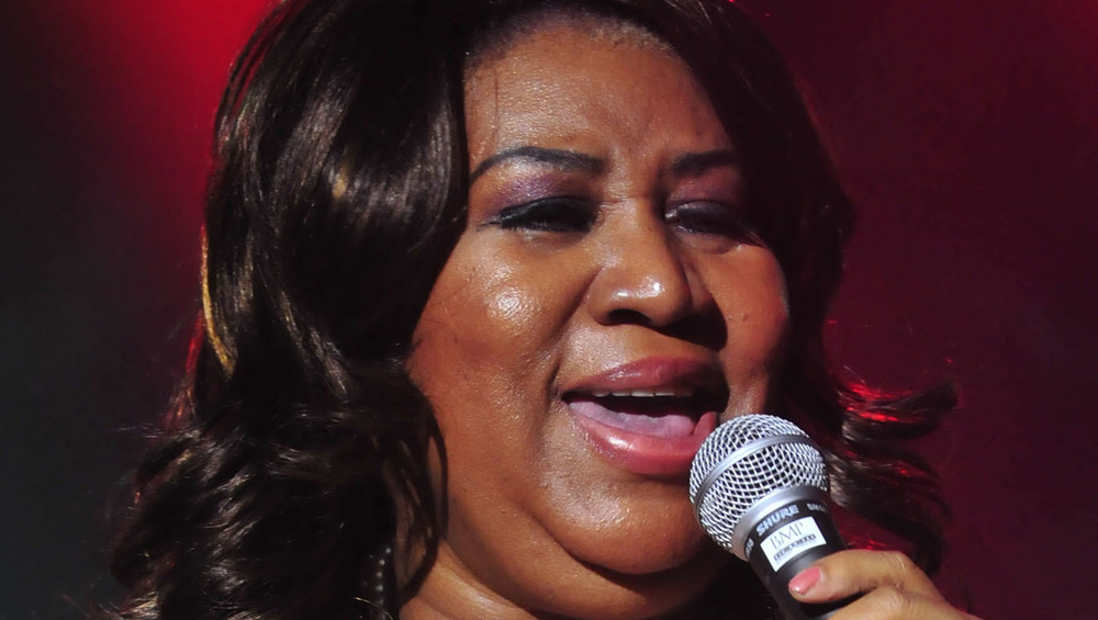 Aretha Franklin che canta in un microfono