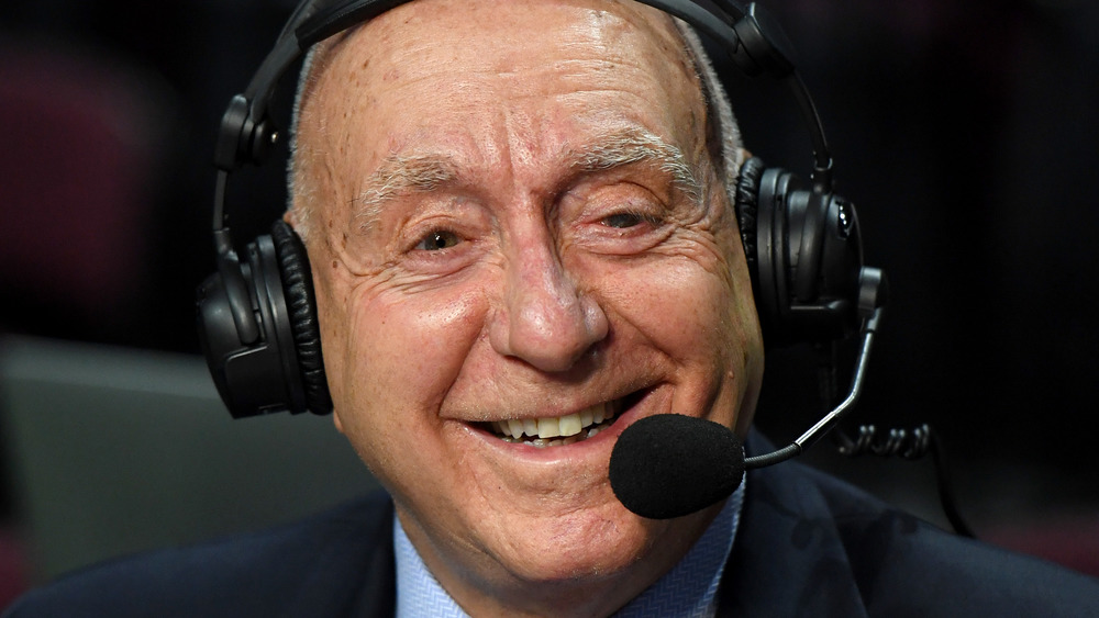 L'annunciatore di ESPN Dick Vitale sorride, indossando un auricolare per la trasmissione