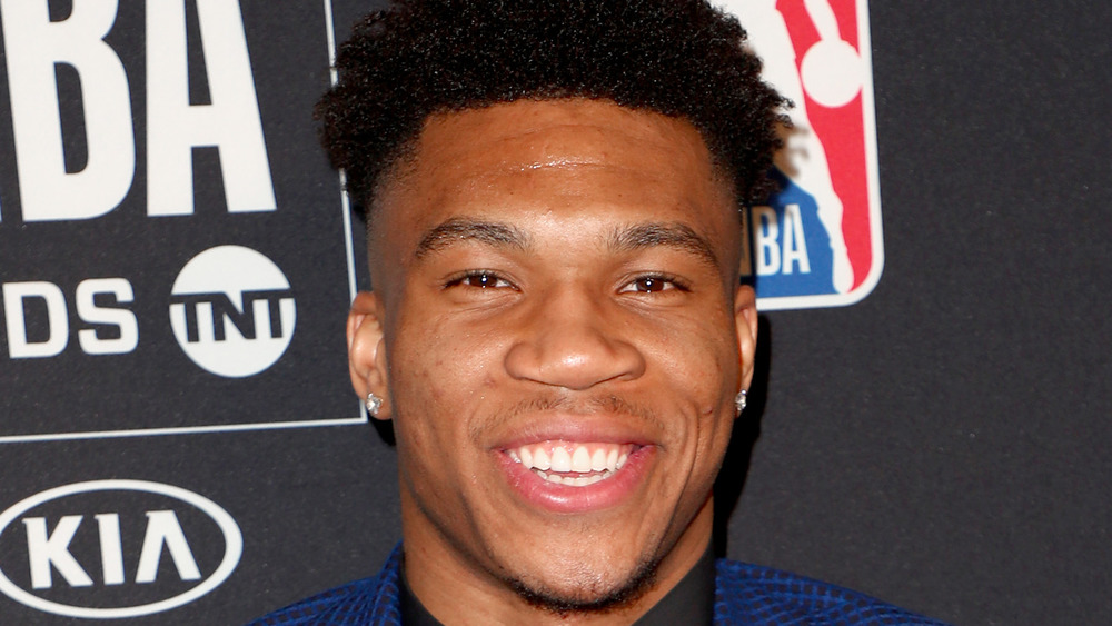 Giannis Antetokounmpo sorride