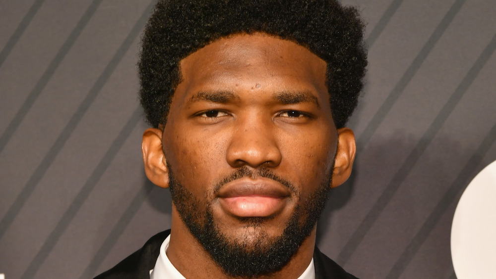 Peli sul viso di Joel Embiid