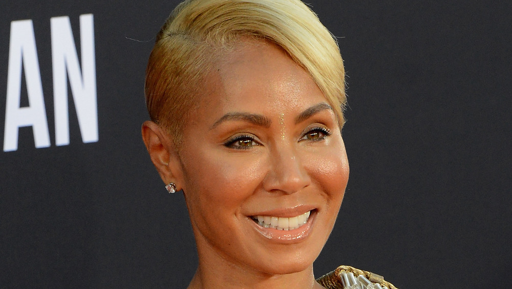 Jada Pinkett Smith sorride sul tappeto rosso