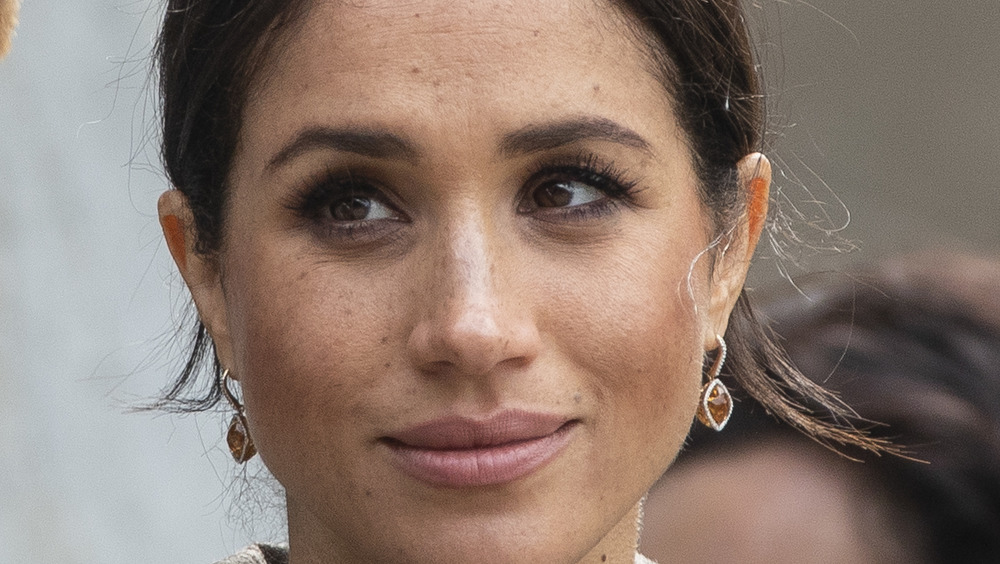 Orecchini arancioni Meghan Markle