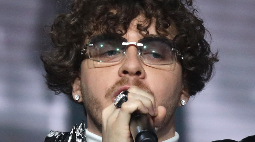 Jack Harlow si esibisce sul palco