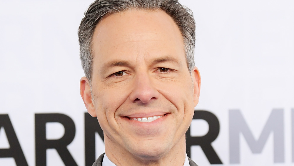 Jake Tapper sorride su un red carpet 2019