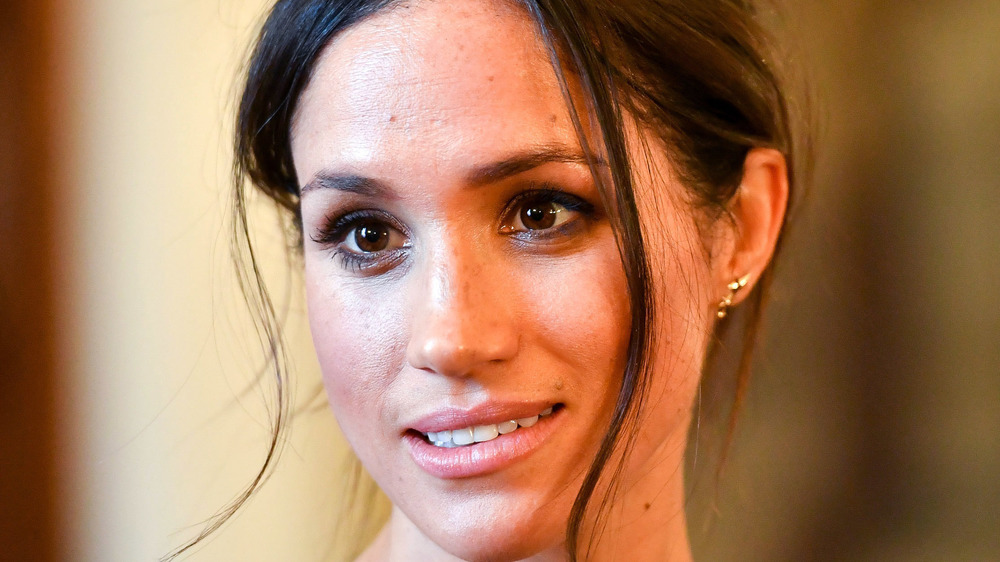 Meghan Markle dà uno sguardo pensieroso durante i doveri reali