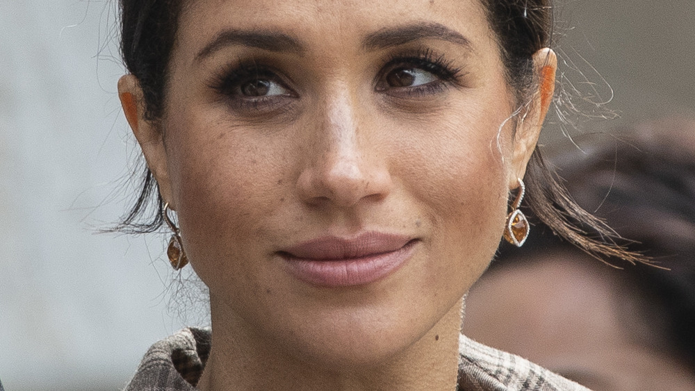 Meghan Markle guarda il principe Harry