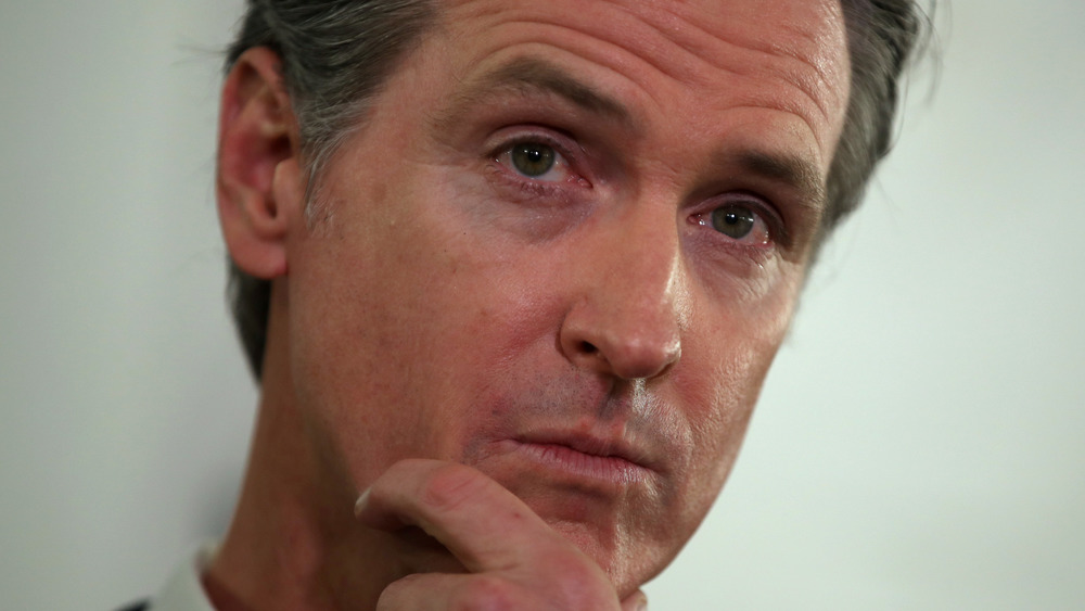 Gavin Newsom si gratta il mento