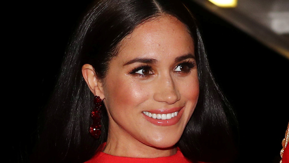 Meghan Markle sorride durante un'uscita pubblica