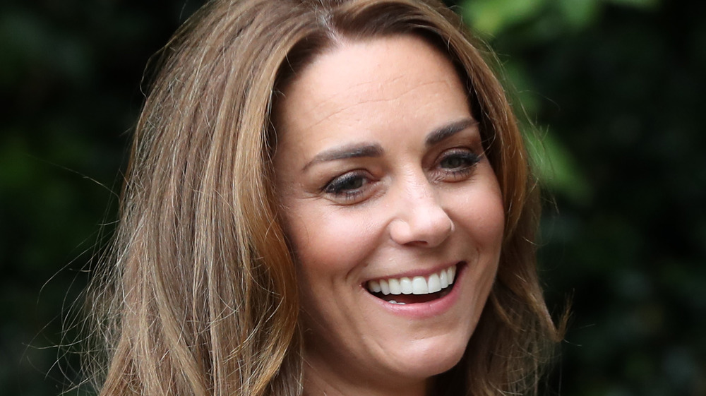 Kate Middleton sorride