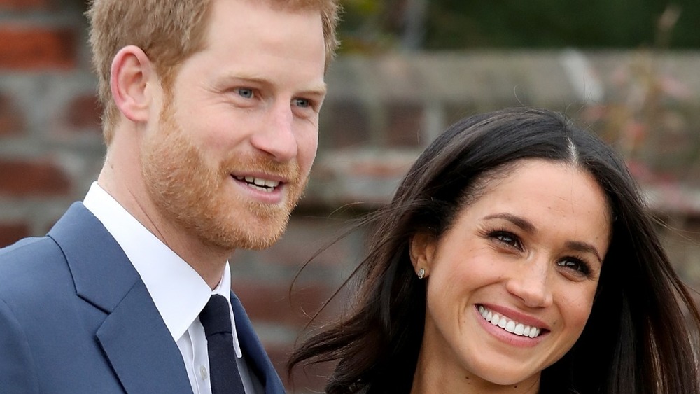 Il principe Harry e l'attrice Meghan Markle durante un photocall ufficiale per annunciare il loro fidanzamento ai Sunken Gardens di Kensington Palace il 27 novembre 2017