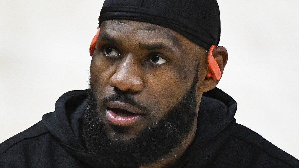 LeBron James sembra preoccupato in disparte