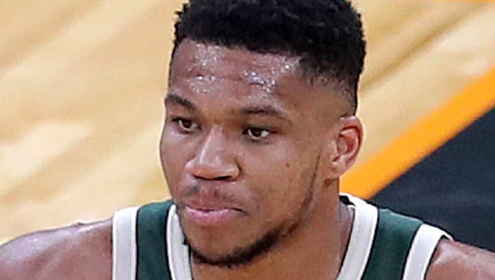 Giannis Antetokounmpo sul campo da basket