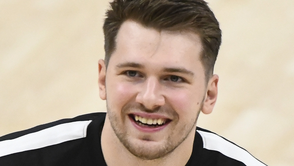 Il giocatore di pallacanestro Luka Doncic sorride