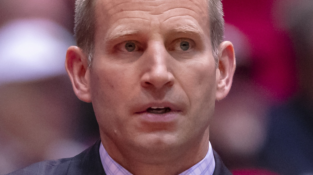 Alabama Crimson Tide coach Nate Oats che sembra preoccupato 