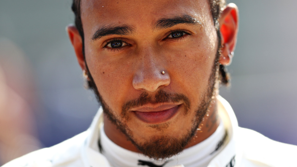 Lewis Hamilton con espressione neutra