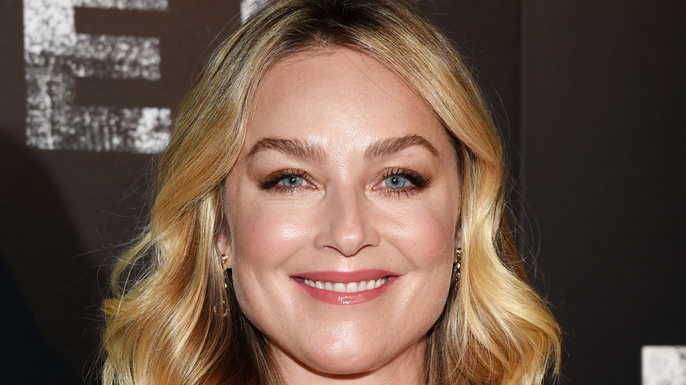 Elisabeth Rohm profilo sfondo nero