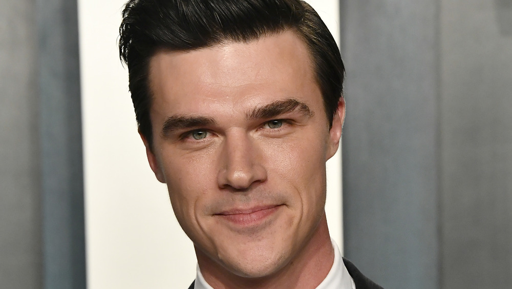 Finn Wittrock su un tappeto rosso