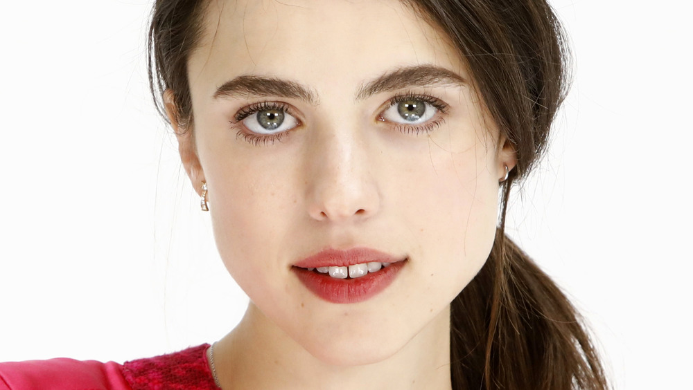 Margaret Qualley sorride in un ritratto 