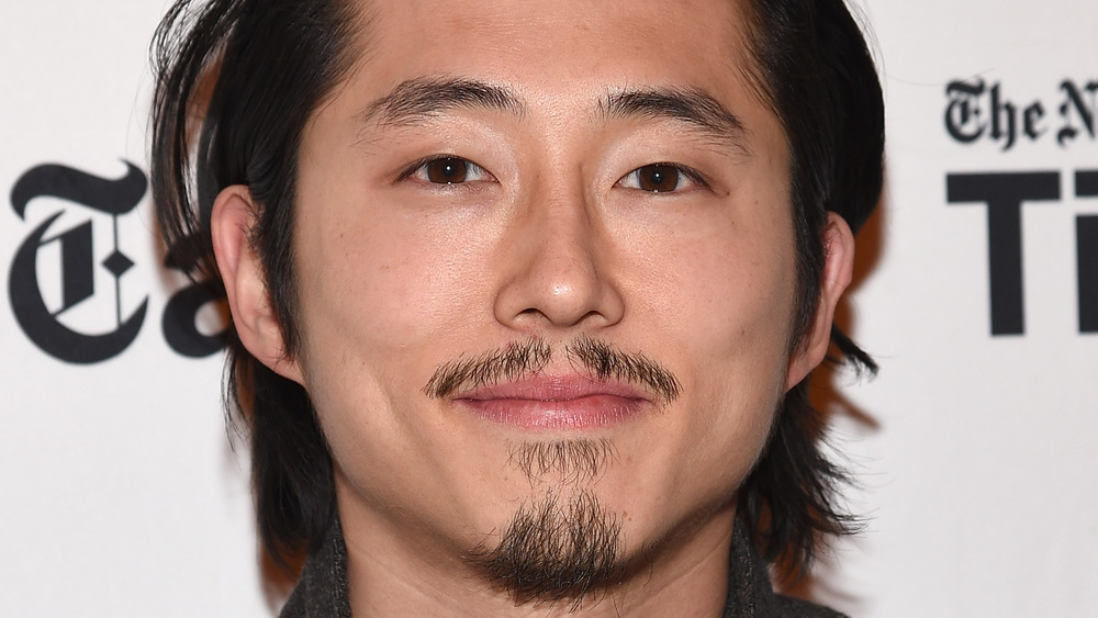 Steven Yeun sorride