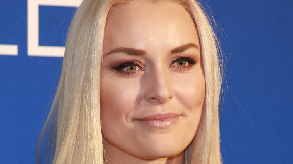 Lindsey Vonn regala un leggero sorriso sul red carpet