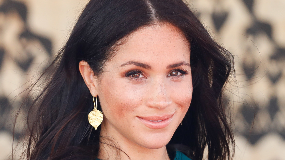 Meghan Markle sorride con i capelli sciolti