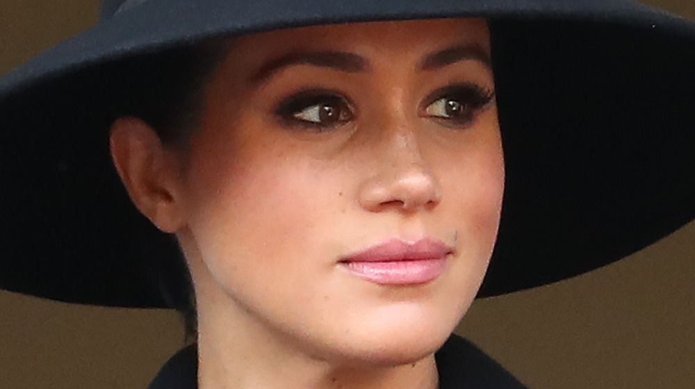 Meghan Markle indossa un cappello a un evento