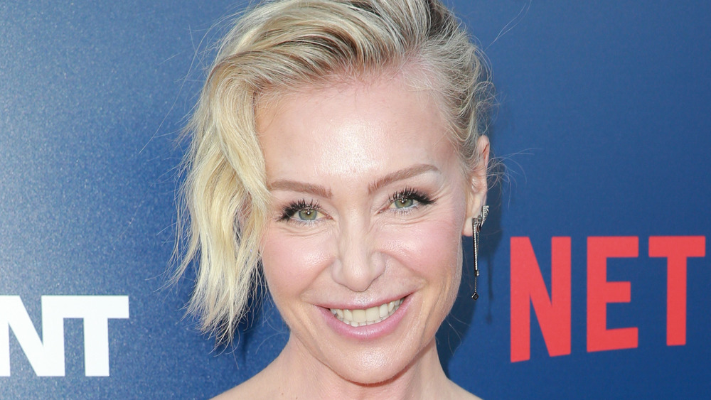 Portia de Rossi sorride